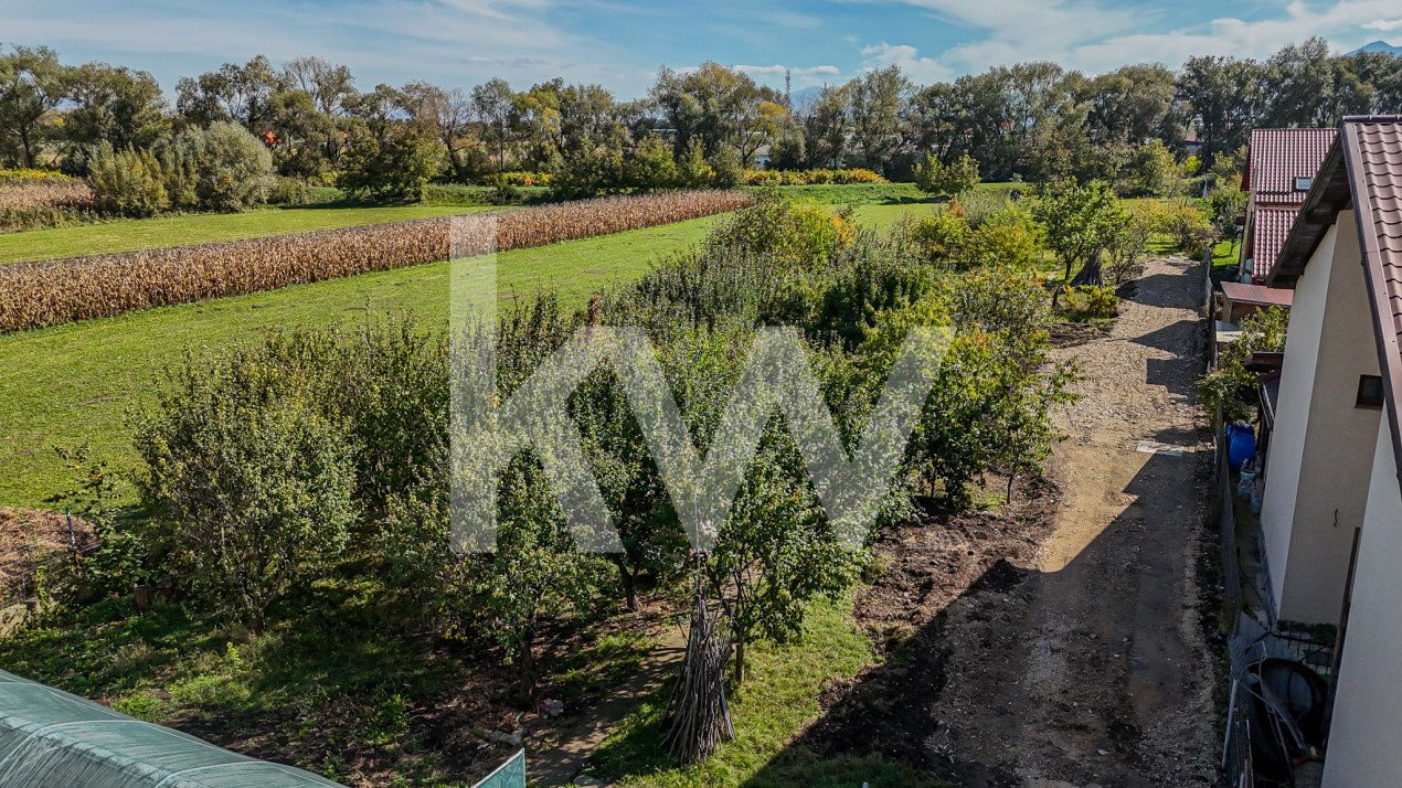 Teren pentru construcții cu utilități - Stupini, amplasat între case