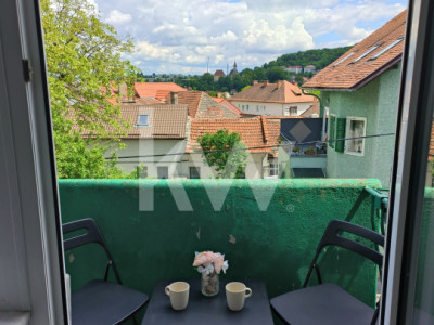 Apartament cu 2 camere, curte comună, balcon cu vedere – str. Cloșca, Brașov