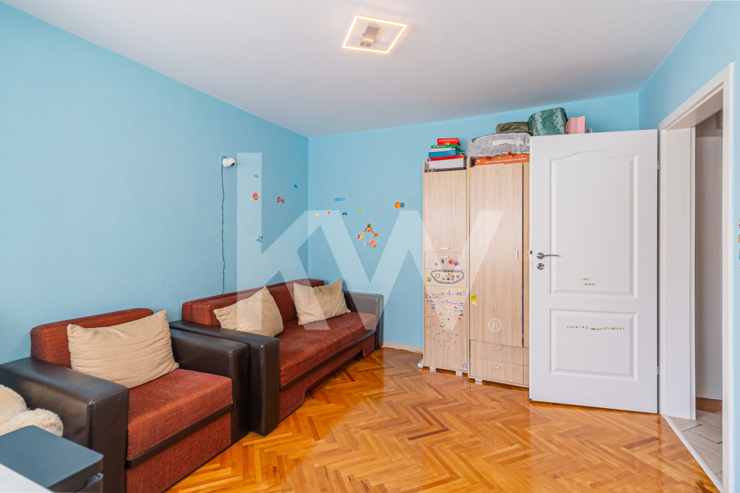 Vânzare apartament cu 3 camere, mobilat și utilat, strada Neptun
