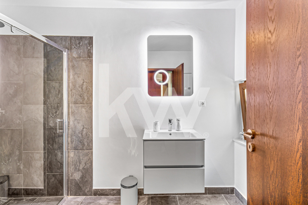 Vilă de lux de vânzare lângă Castelul Bran, piscină, cramă, cinema, COMISION 0%