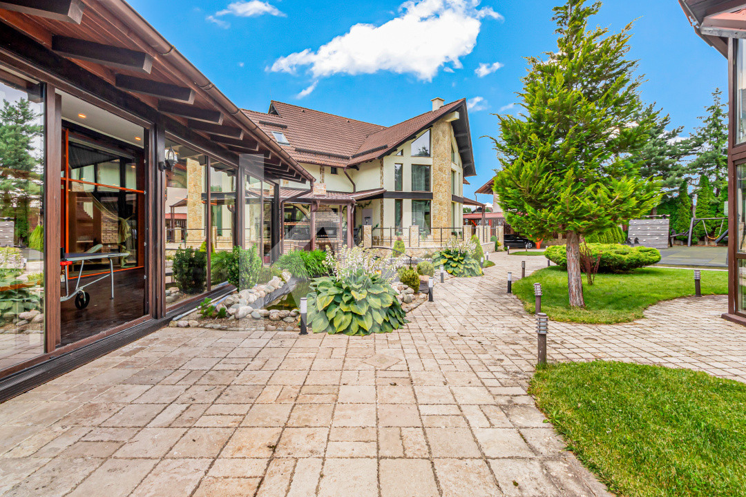 Vilă de lux de vânzare lângă Castelul Bran, piscină, cramă, cinema, COMISION 0%