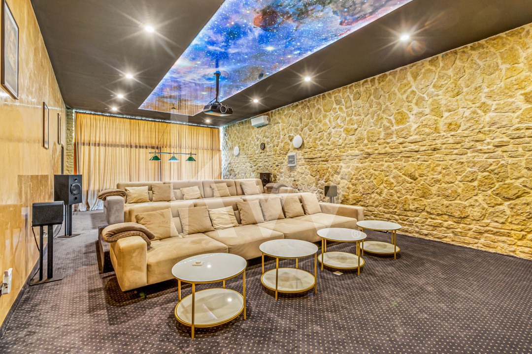 Vilă de lux de vânzare lângă Castelul Bran, piscină, cramă, cinema, COMISION 0%