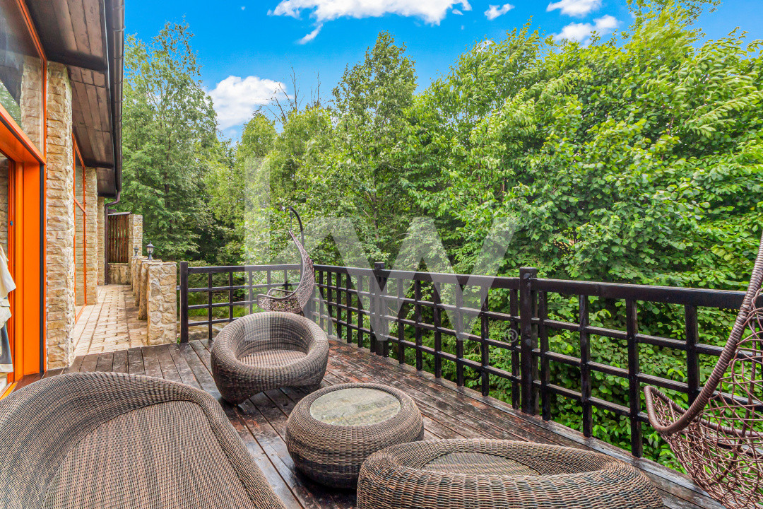 Vilă de lux de vânzare lângă Castelul Bran, piscină, cramă, cinema, COMISION 0%