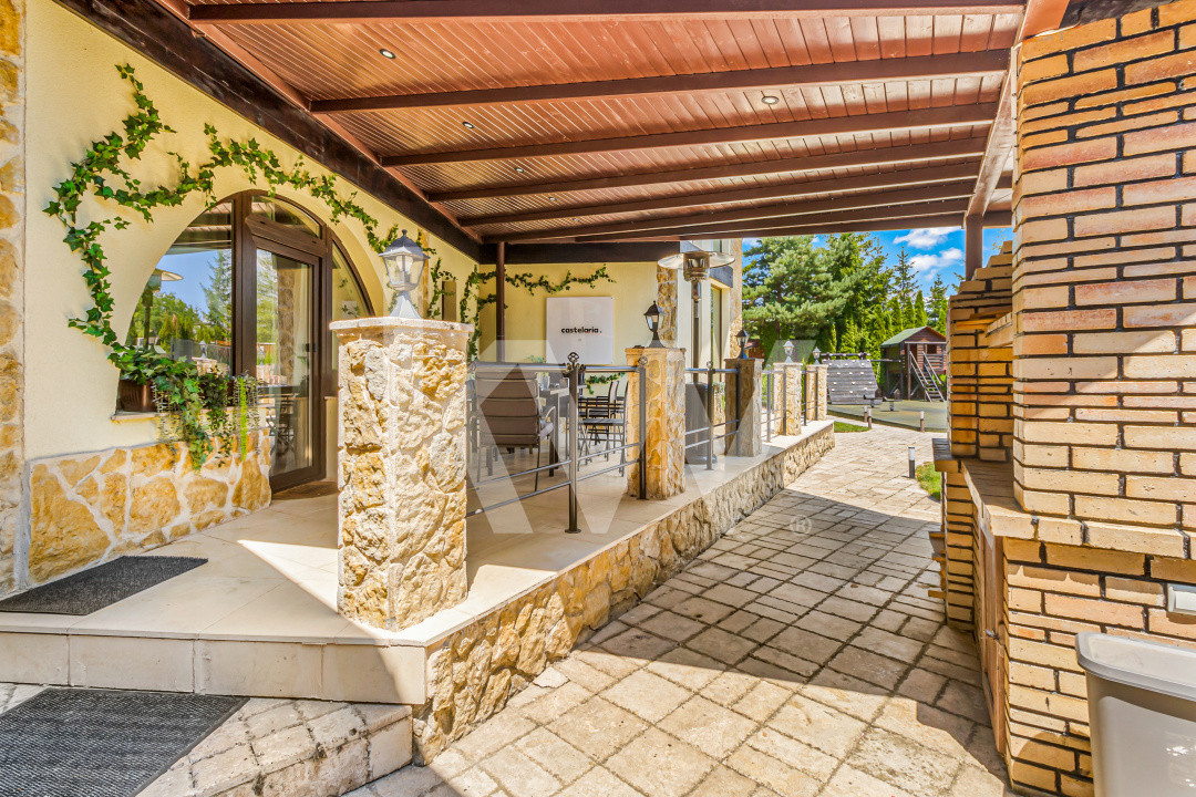 Vilă de lux de vânzare lângă Castelul Bran, piscină, cramă, cinema, COMISION 0%