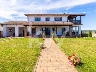 Casa deosebita in Fagaras – ultrafinisata, spatioasa si eleganta