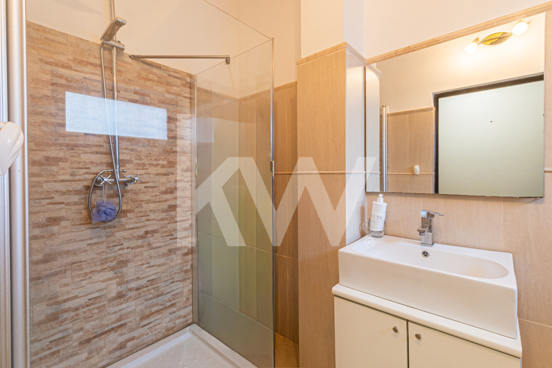 Apartament spațios, curte proprie, parcare inclusă, disponibil imediat