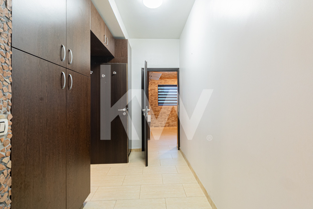 Apartament spațios, curte proprie, parcare inclusă, disponibil imediat