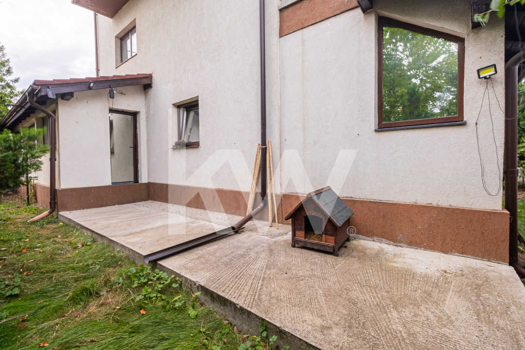 Apartament spațios, curte proprie, parcare inclusă, disponibil imediat