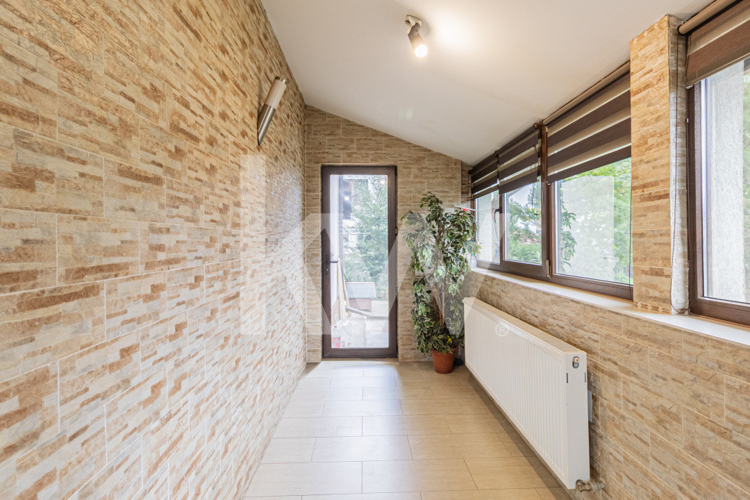 Apartament spațios, curte proprie, parcare inclusă, disponibil imediat