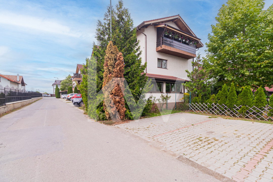 Apartament spațios, curte proprie, parcare inclusă, disponibil imediat