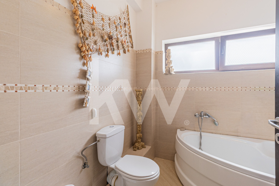 Apartament spațios, curte proprie, parcare inclusă, disponibil imediat