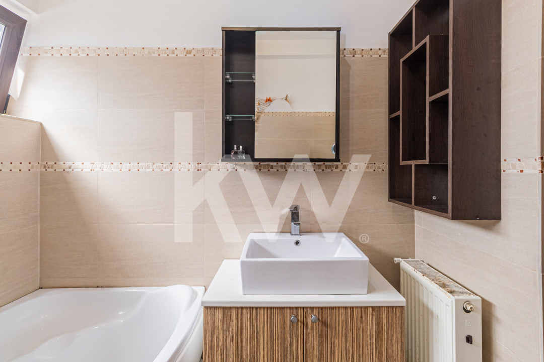 Apartament spațios, curte proprie, parcare inclusă, disponibil imediat