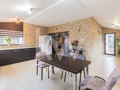 Apartament spațios, curte proprie, parcare inclusă, disponibil imediat