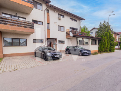 Apartament cu 3 camere, curte proprie și parcare inclusă