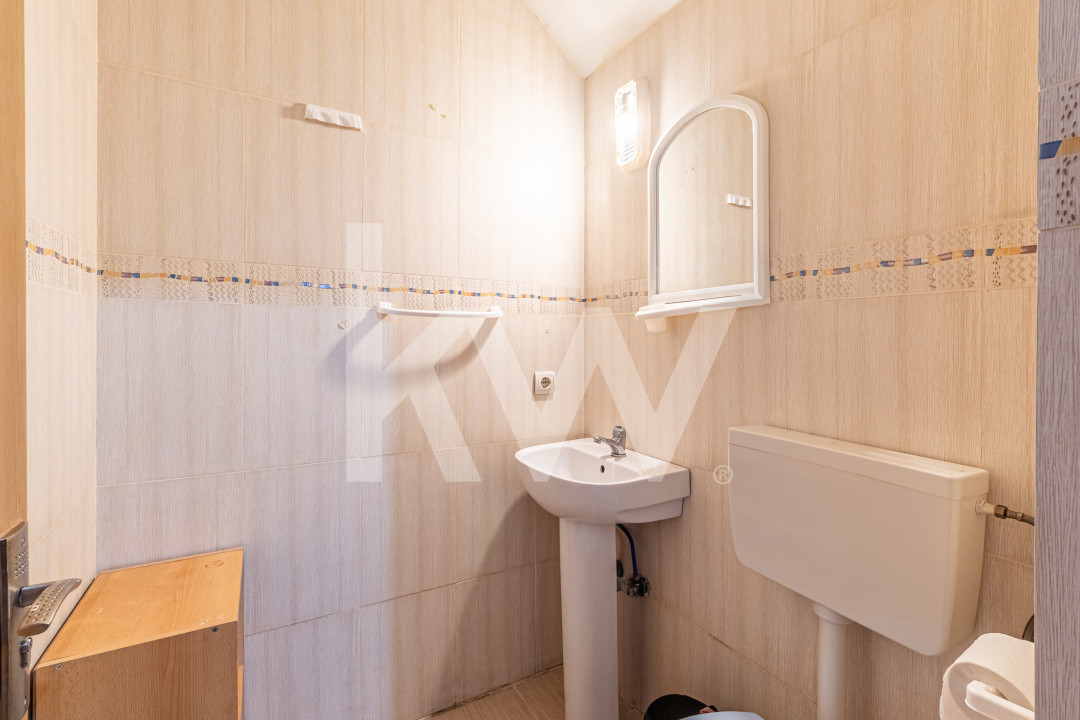 Apartament spațios, scară interioară, două băi, în zona Făget