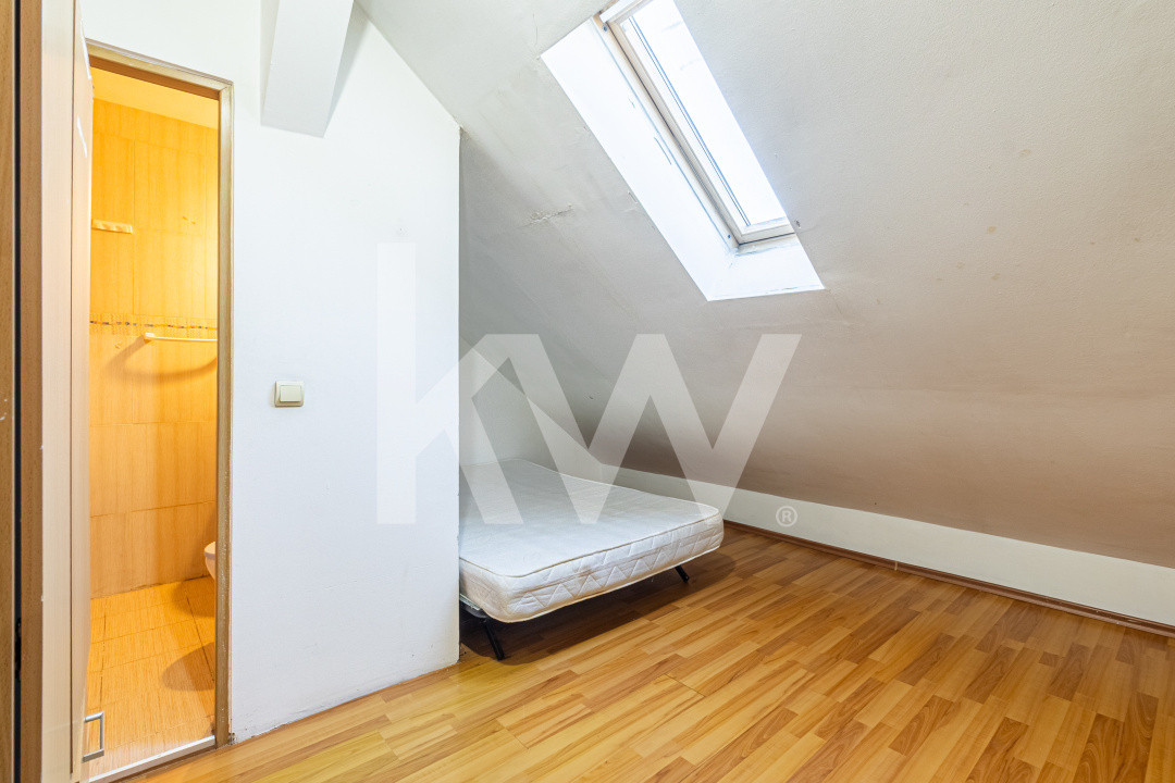 Apartament spațios, scară interioară, două băi, în zona Făget