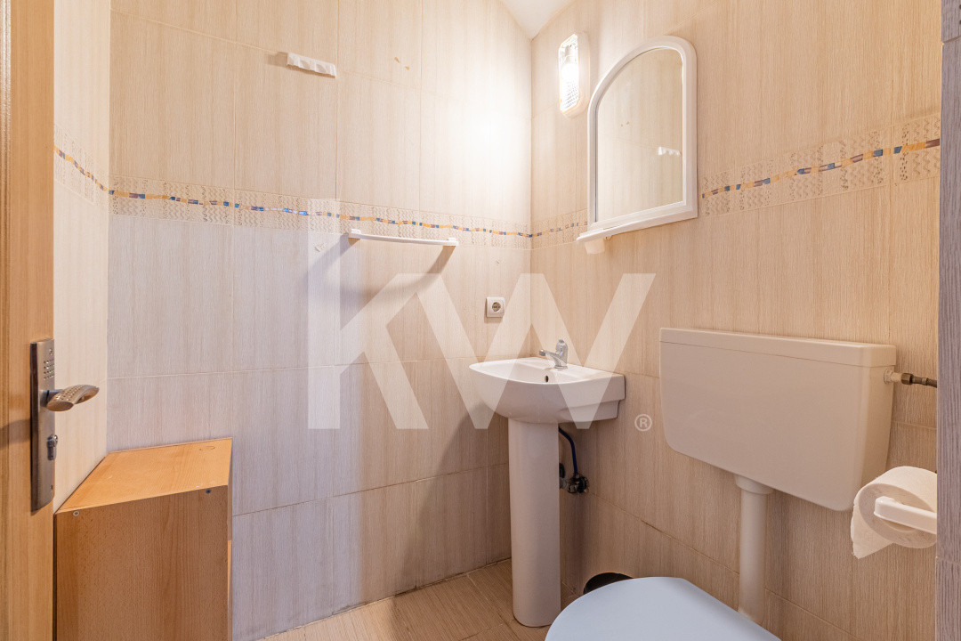 Apartament spațios, scară interioară, două băi, în zona Făget
