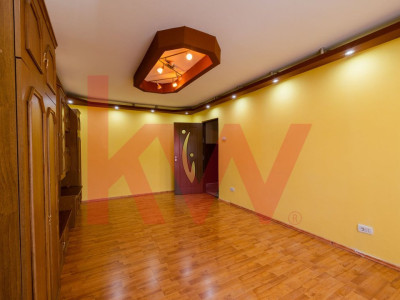 Apartament cu 3 Camere,  Decomandat, Etaj Intermediar - Carpatilor 21