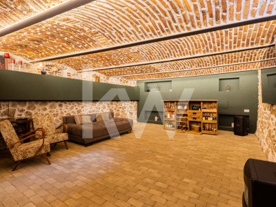 Apartament 4 camere ,central cu crama proprie +loc parcare 