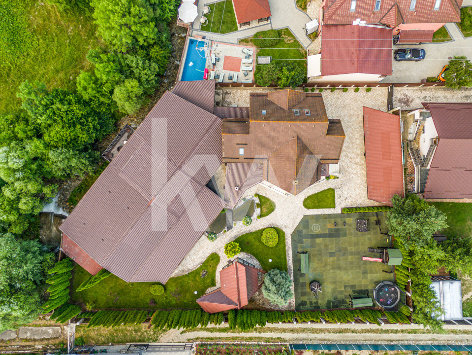 Vilă spectaculoasă lângă Castelul Bran cu piscină și cramă COMISION 0%