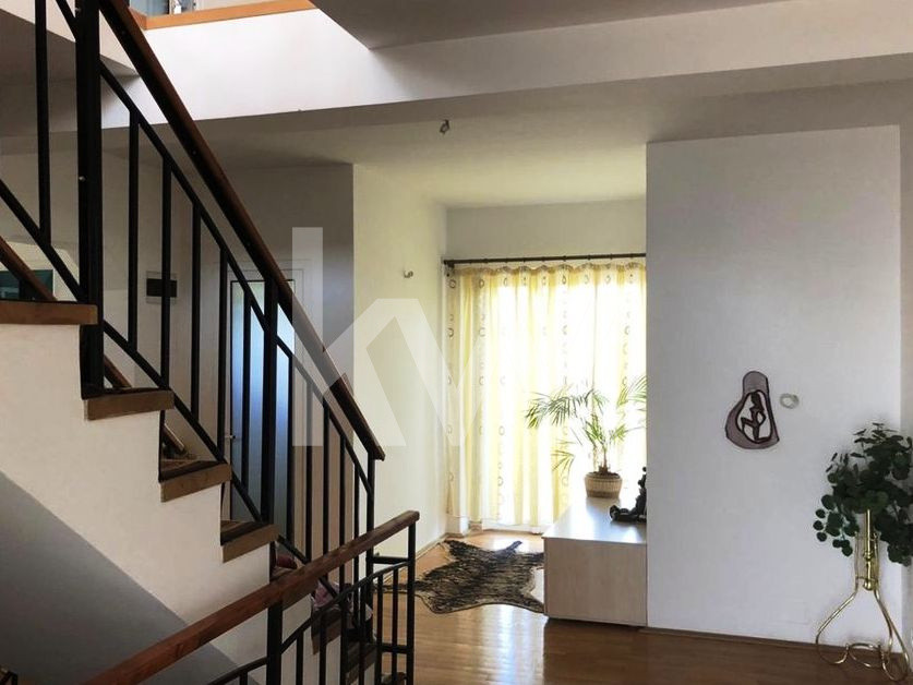 Casă de vânzare în Brașov, zona Tractorul, S utilă - 544 mp, S teren - 700 mp.