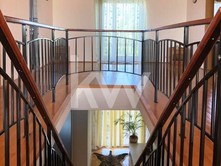 Casă de vânzare în Brașov, zona Tractorul, S utilă - 544 mp, S teren - 700 mp.