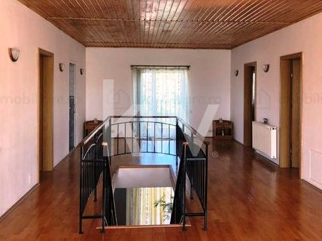 Casă de vânzare în Brașov, zona Tractorul, S utilă - 544 mp, S teren - 700 mp.