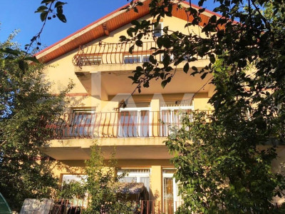 Casă de vânzare în Brașov, zona Tractorul, S utilă - 544 mp, S teren - 700 mp.