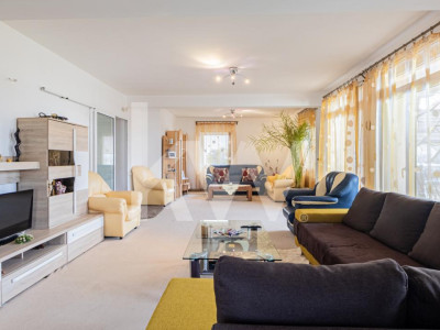 Casă de vânzare în Brașov, zona Tractorul S utilă - 544 mp, S teren - 700 mp. 