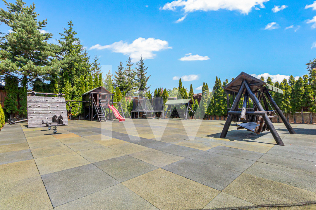 Vilă spectaculoasă lângă Castelul Bran cu piscină și cramă COMISION 0%