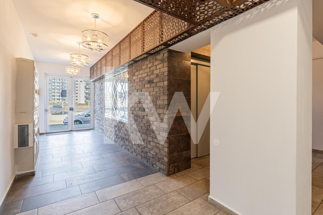 Studio modern, bloc cu lift, AC, parcare privată inclusă în preț!