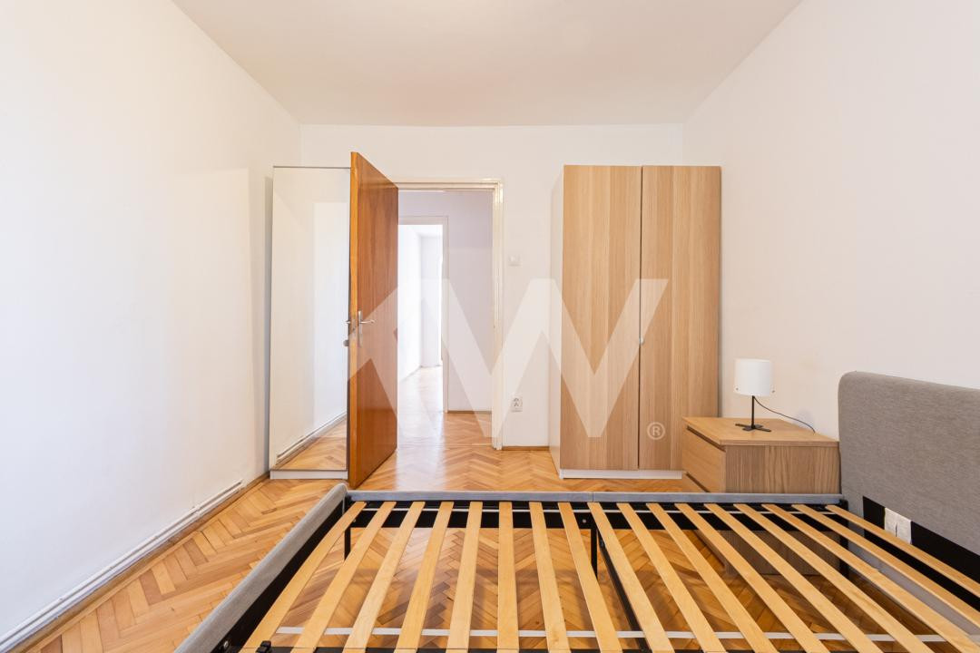 Vânzare apartament cu 3 camere - zona Centrul Civic