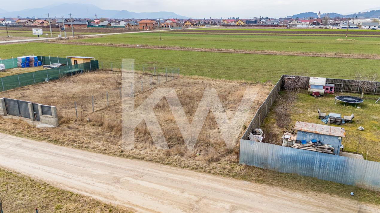 Teren intravilan Hărman, 500 mp, zonă bună, vecinătăți construite, comision 0%.