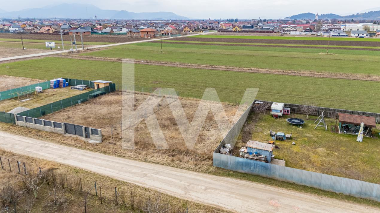 Teren intravilan Hărman, 500 mp, zonă bună, vecinătăți construite, comision 0%.