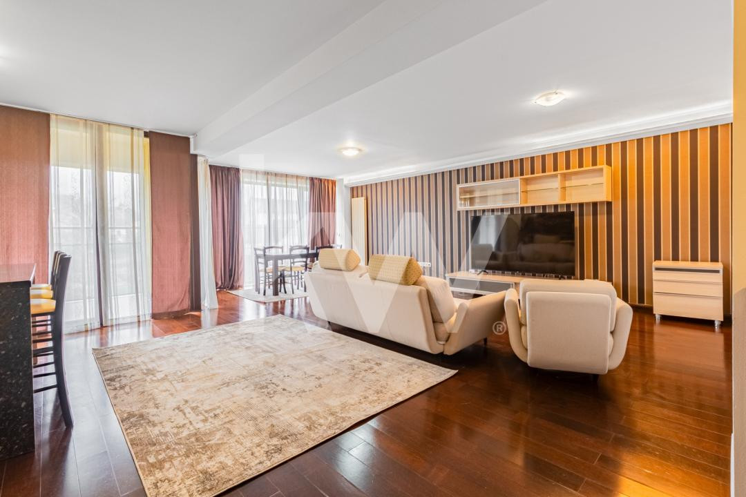 Închiriere apartament 4 camere, acces la parcare cu barieră, strada De Mijloc