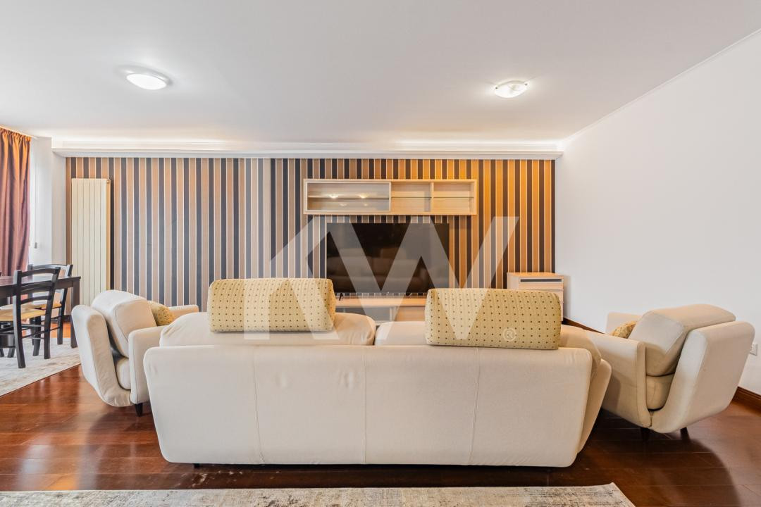 Închiriere apartament 4 camere, acces la parcare cu barieră, strada De Mijloc