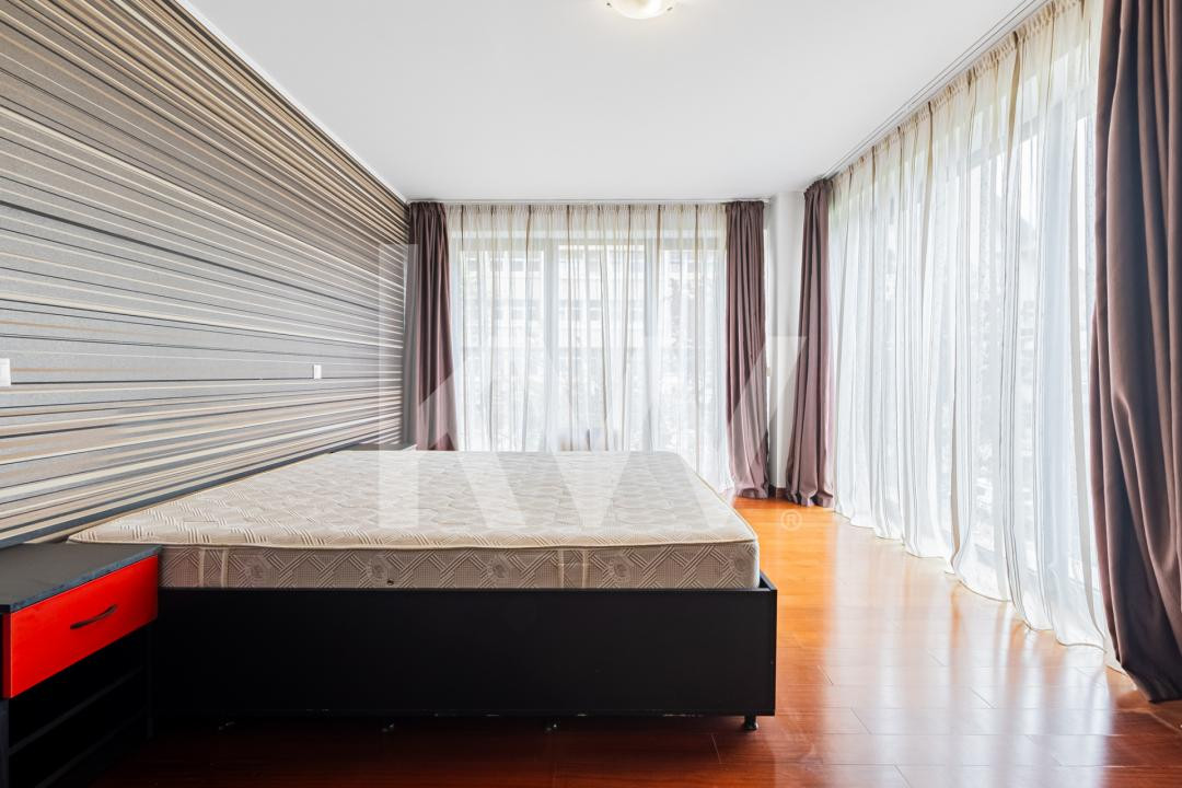 Închiriere apartament 4 camere, acces la parcare cu barieră, strada De Mijloc