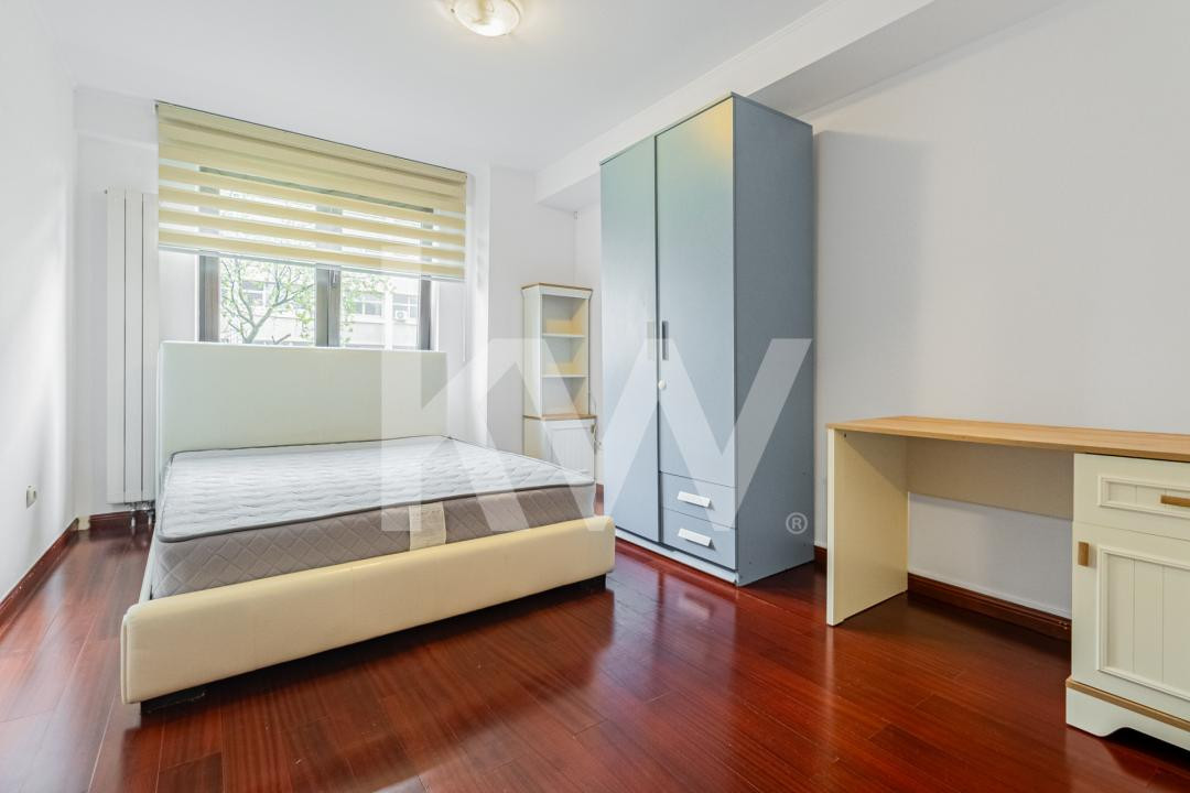 Închiriere apartament 4 camere, acces la parcare cu barieră, strada De Mijloc
