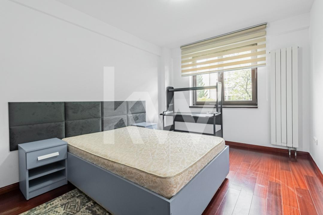 Închiriere apartament 4 camere, acces la parcare cu barieră, strada De Mijloc