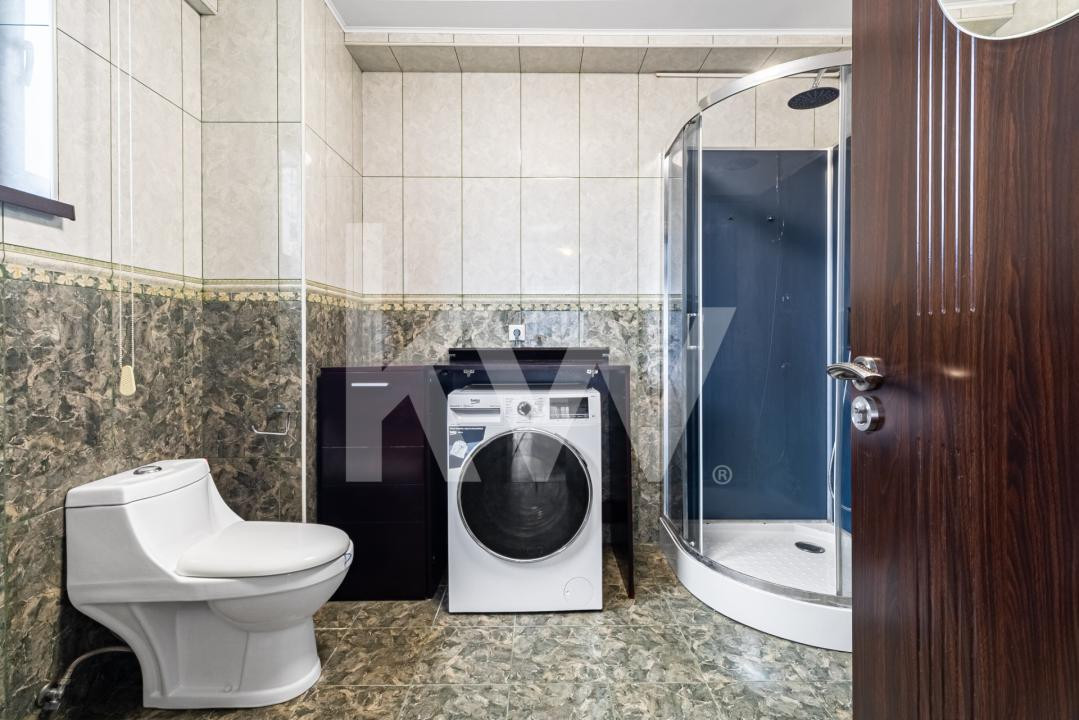 Închiriere apartament 4 camere, acces la parcare cu barieră, strada De Mijloc