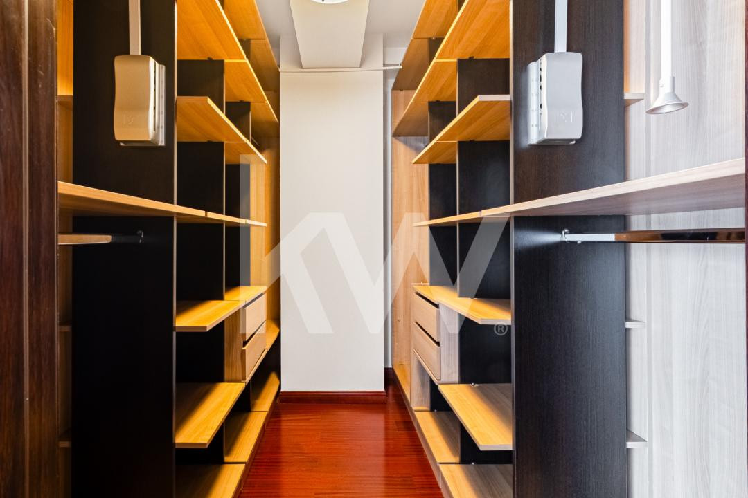 Închiriere apartament 4 camere, acces la parcare cu barieră, strada De Mijloc