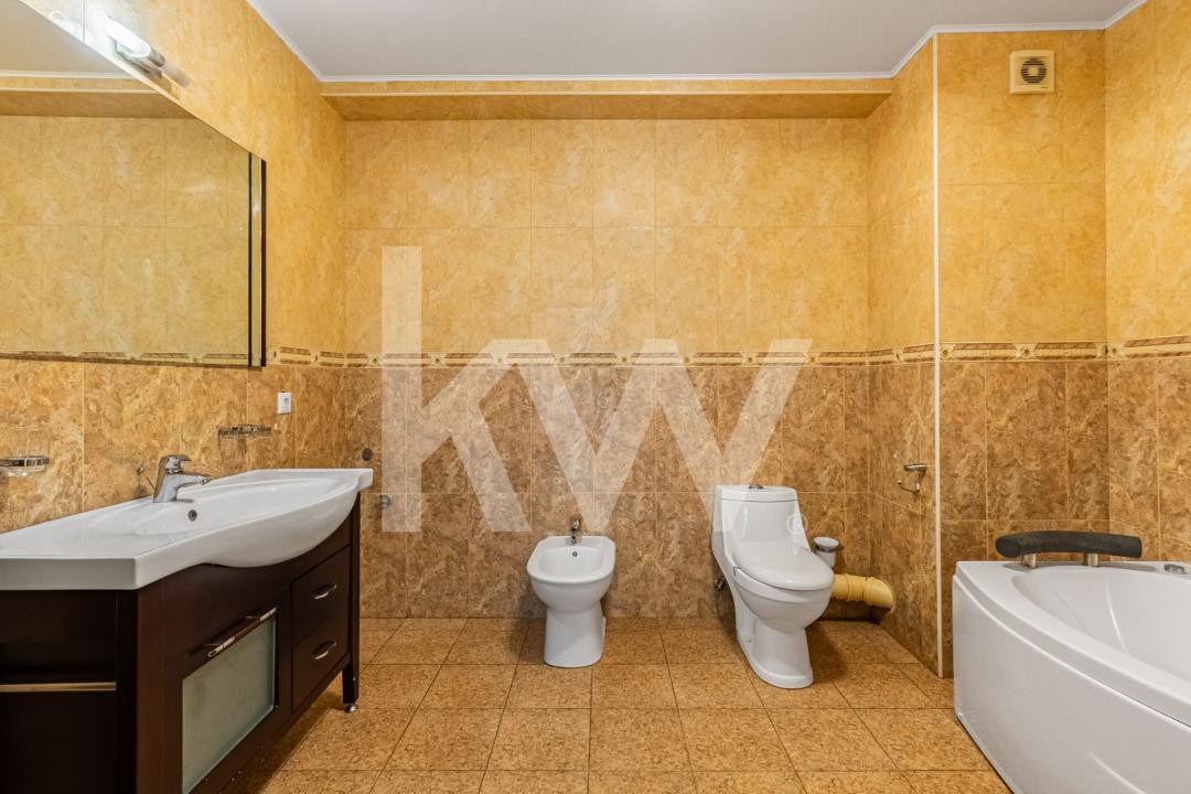 Închiriere apartament 4 camere, acces la parcare cu barieră, strada De Mijloc