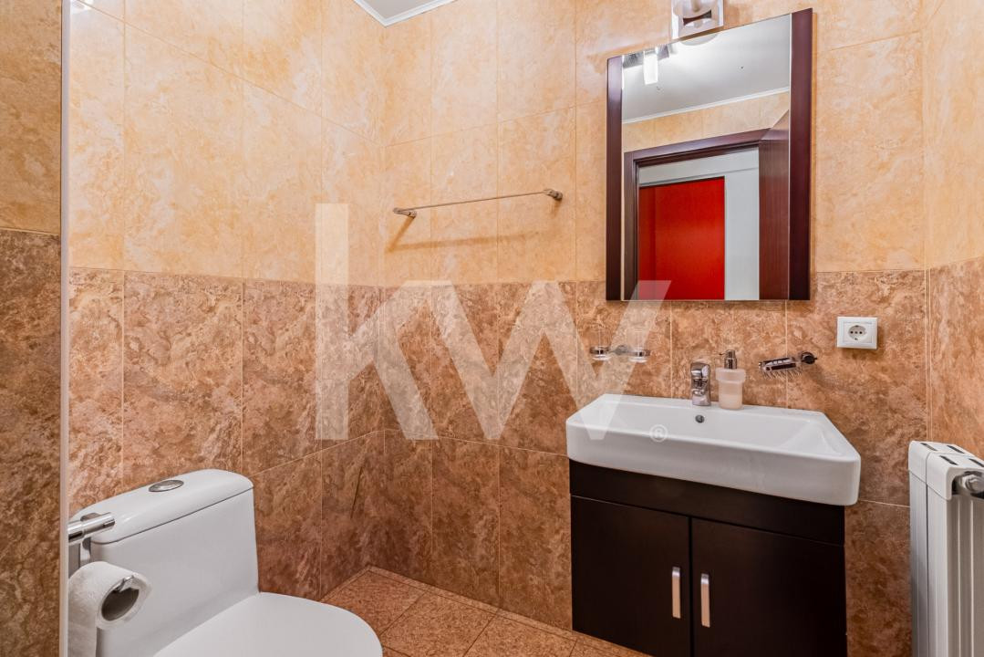 Închiriere apartament 4 camere, acces la parcare cu barieră, strada De Mijloc