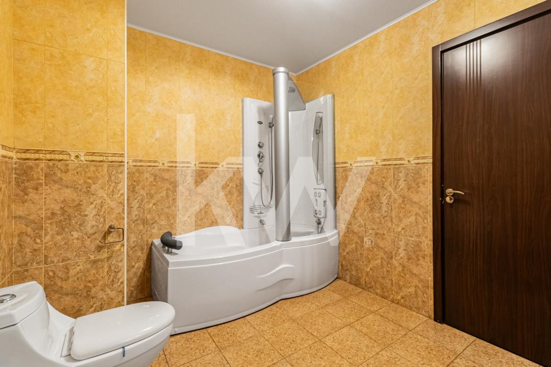 Închiriere apartament 4 camere, acces la parcare cu barieră, strada De Mijloc