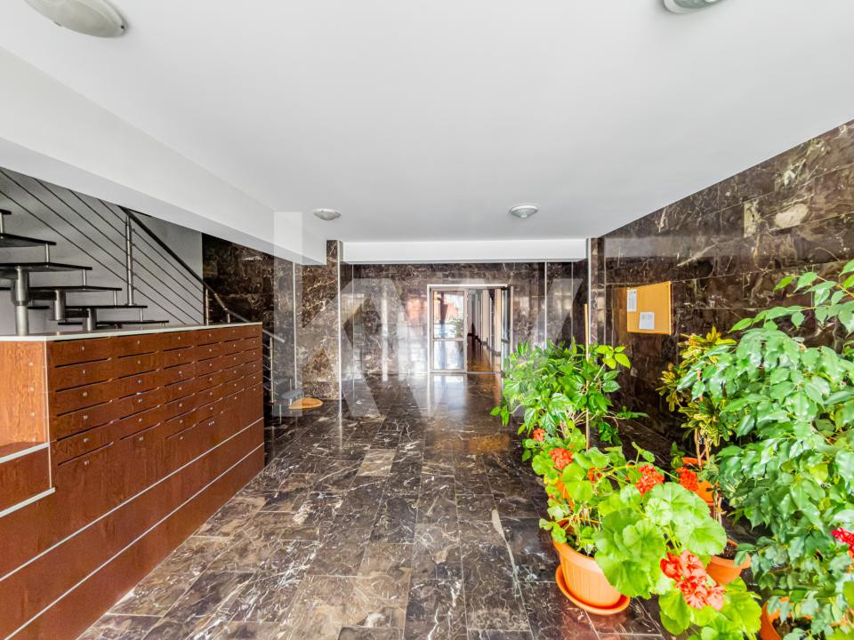 Închiriere apartament 4 camere, acces la parcare cu barieră, strada De Mijloc