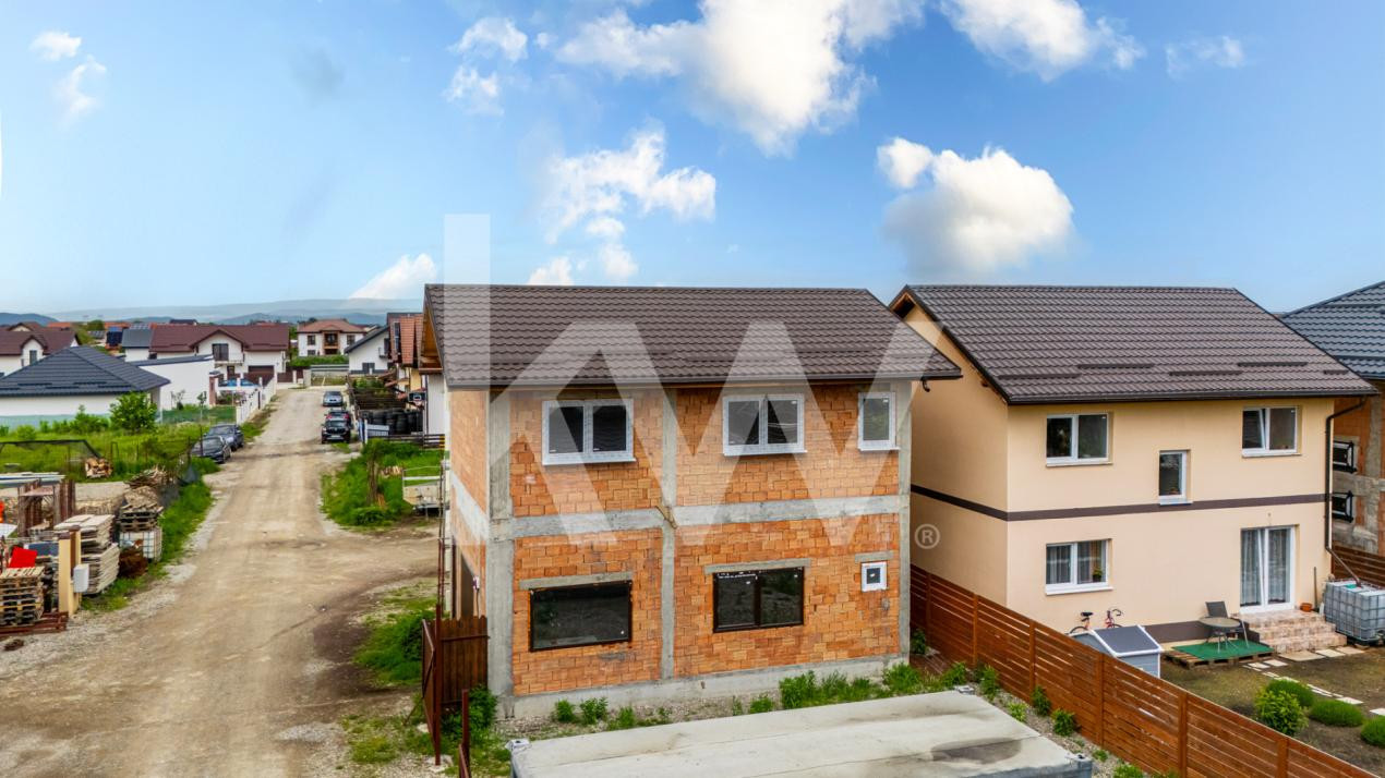 Casa singur in curte, la rosu, Izvor, Comision 0%