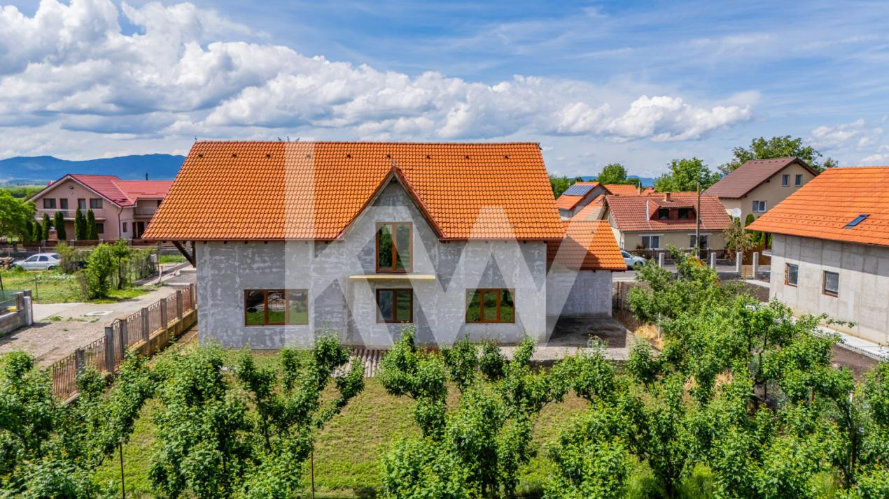 Casa cu 7 camere, 224 mp utili, teren 1000 mp | Feldioara 
