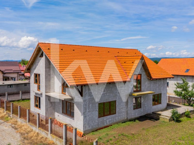 Casa cu 7 camere, 224 mp utili, teren 1000 mp | Feldioara 