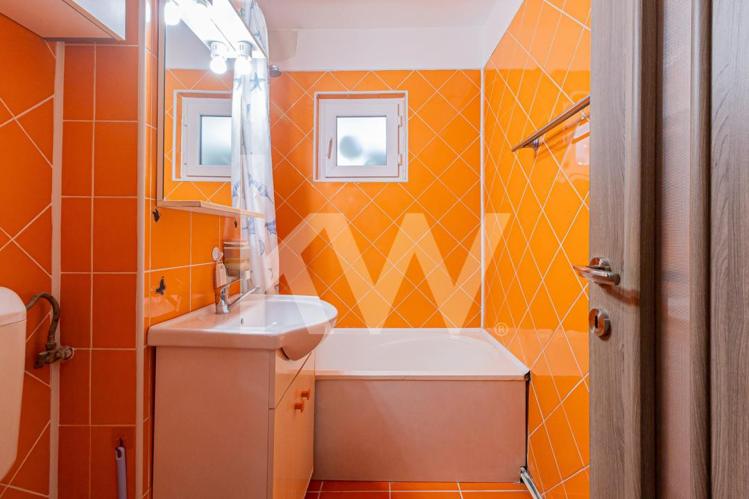 Vânzare apartament cu 3 camere, decomandat - strada Codrul Cosminului
