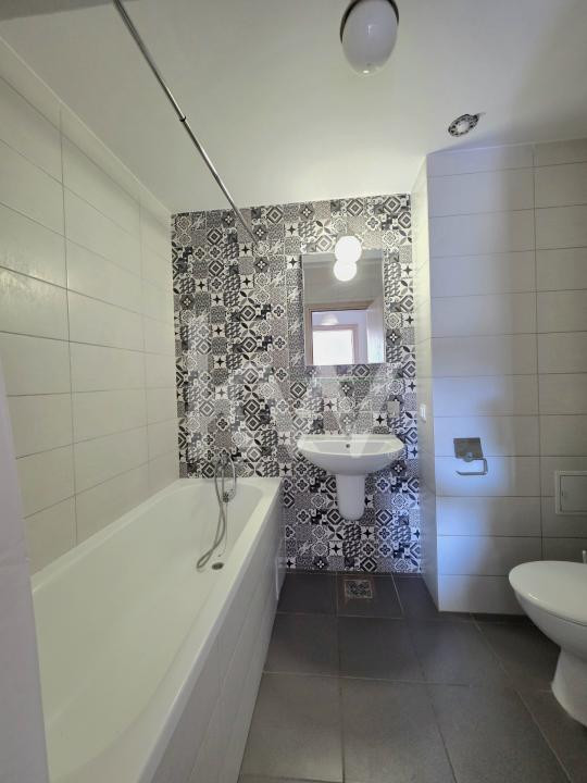 Apartament 3 camere cu parcare si grădină în Tractorul